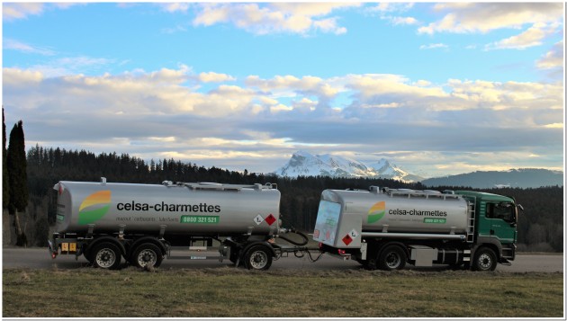 Camion Celsa-Charmettes avec une remorque devant un paysage de montagne